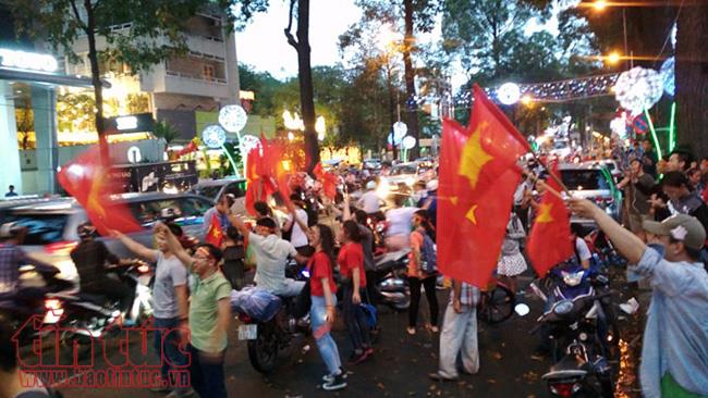 Cổ động viên TP Hồ Chí Minh xuống đường ăn mừng chiến thắng đội tuyển U23 Việt Nam ảnh 3
